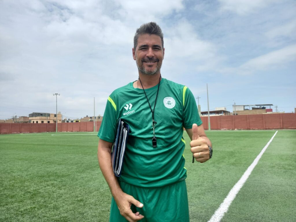 Técnico de Pirata F.C., Damián Castellanos.